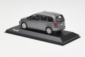 Volkswagen Touran Sport Platinum Grey Minichamps 1:43 TOURAN003 Metall — Bild 3 von 4
