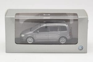 Volkswagen Touran Sport Platinum Grey Minichamps 1:43 TOURAN003 Metall — Bild 4 von 4