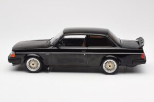 Volvo 240 Turbo Schwarz Custom IXO 1:18 18CMC178 Metall — Bild 3 von 6