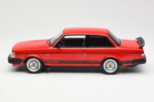 Volvo 240 Turbo Rot Custom IXO 1:18 18CMC177 Metall — Bild 3 von 5