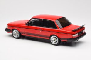 Volvo 240 Turbo Rot Custom IXO 1:18 18CMC177 Metall — Bild 5 von 5