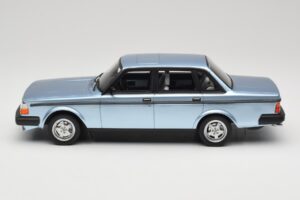 Volvo 244 Turbo Hellblau DNA 1:18 DNA000135 Metall — Bild 3 von 6