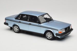Volvo 244 Turbo Hellblau DNA 1:18 DNA000135 Metall — Bild 4 von 6
