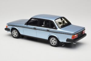 Volvo 244 Turbo Hellblau DNA 1:18 DNA000135 Metall — Bild 5 von 6