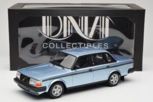 Volvo 244 Turbo Hellblau DNA 1:18 DNA000135 Metall — Bild 6 von 6