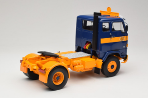 Volvo F88 Dunkelblau Gelb MCG 1:18 MCG18140 Metall — Bild 3 von 8