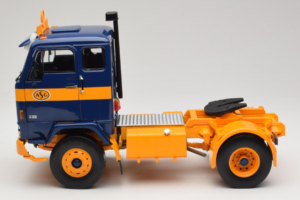 Volvo F88 Dunkelblau Gelb MCG 1:18 MCG18140 Metall — Bild 4 von 8