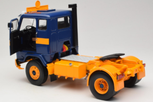 Volvo F88 Dunkelblau Gelb MCG 1:18 MCG18140 Metall — Bild 5 von 8