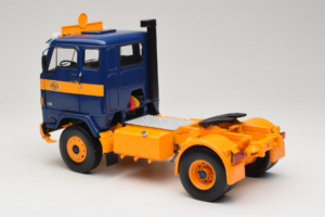 Volvo F88 Dunkelblau Gelb MCG 1:18 MCG18140 Metall — Bild 7 von 8