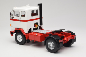 Volvo F88 Weiss Rot MCG 1:18 MCG18141 Metall — Bild 7 von 8