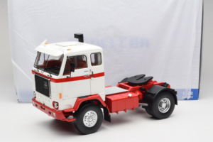 Volvo F88 Weiss Rot MCG 1:18 MCG18141 Metall — Bild 8 von 8