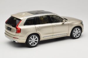 Volvo XC90 Luminous Sand Yellow Paudi Model 1:18 9430841 Metall — Bild 3 von 8