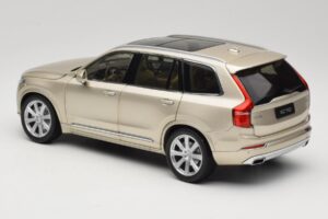 Volvo XC90 Luminous Sand Yellow Paudi Model 1:18 9430841 Metall — Bild 7 von 8