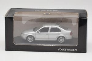 Volkswagen Bora Reflex Silber Minichamps 1:43 81982223S Metall — Bild 4 von 4
