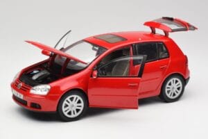 Volkswagen Golf Mk5 4-Door Tornado Rot Bburago 1:18 GOLF001 Metall — Bild 2 von 8