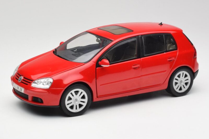 Volkswagen Golf Mk5 4-Door Tornado Rot Bburago 1:18 GOLF001 Metall