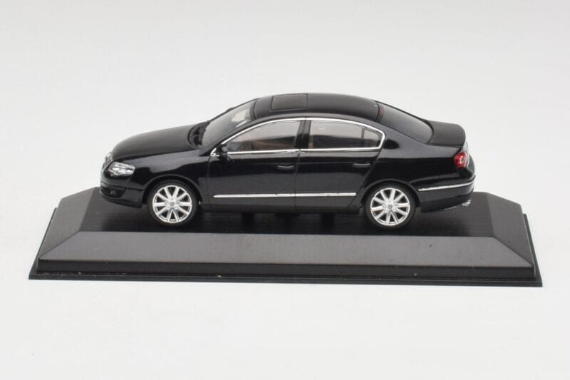 Volkswagen Passat B6 Sedan Shadow Blau Metallic Minichamps 1:43 PASSAT001 Metall