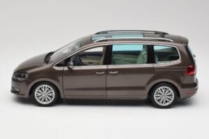 Volkswagen Sharan 7N Eichenbraun Metallic Minichamps 1:18 110051001 Metall — Bild 4 von 8