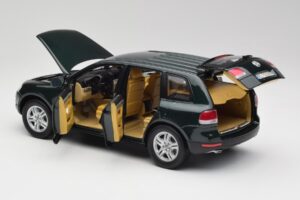 Volkswagen Touareg V10 TDI Reed Green Metallic Bburago 1:18 34911 Metall — Bild 5 von 8