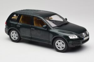Volkswagen Touareg V10 TDI Reed Green Metallic Bburago 1:18 34911 Metall — Bild 6 von 8