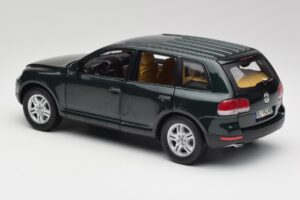 Volkswagen Touareg V10 TDI Reed Green Metallic Bburago 1:18 34911 Metall — Bild 7 von 8