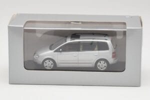 Volkswagen Touran Reflex Silber Minichamps 1:43 TOURAN001 Metall — Bild 4 von 4