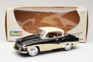 Wartburg 311 Coupe Schwarz & Beige Revell 1:18 8419 Metall — Bild 8 von 8