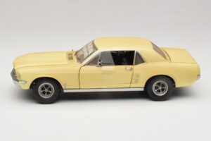 Ford Mustang Coupe Gelb The Walking Dead Greenlight 1:18 12958 Metall — Bild 4 von 8