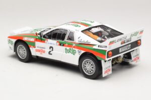 Lancia 037 #2 A. Bettega / M. Perissinot Rally San Marino 1984 Kyosho 1:18 08306F Metall — Bild 7 von 8
