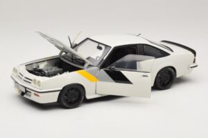 Opel Manta B GT/E Weiß Custom Schwarze Felgen Revell 1:18 08422 Metall — Bild 2 von 8