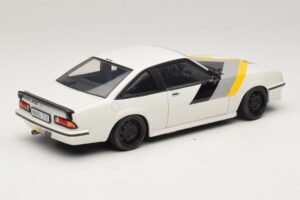 Opel Manta B GT/E Weiß Custom Schwarze Felgen Revell 1:18 08422 Metall — Bild 3 von 8