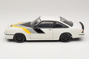 Opel Manta B GT/E Weiß Custom Schwarze Felgen Revell 1:18 08422 Metall — Bild 4 von 8