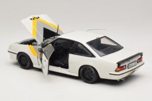 Opel Manta B GT/E Weiß Custom Schwarze Felgen Revell 1:18 08422 Metall — Bild 5 von 8