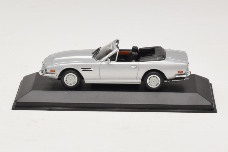 Aston Martin V8 Volante Silber Minichamps 1:43 400137601 Metall