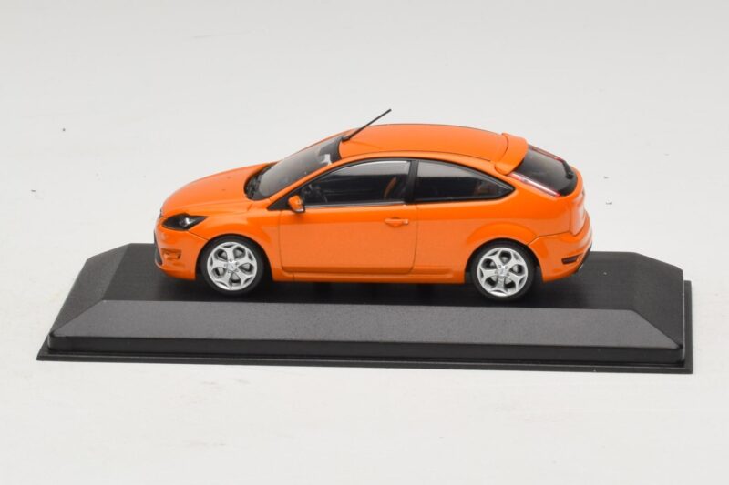 Ford Focus ST Mk2 Electric Orange Ersatzverpackung Minichamps 1:43 400087302-R1 Metall
