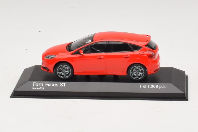 Ford Focus ST Mk3 Rot Minichamps 1:43 Ford Focus ST Mk3 Rot Minichamps 1:43 410081001 Metall