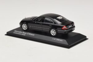 Mercedes E-Class W211 Schwarz Metallic Minichamps 1:43 400036001 Metall — Bild 3 von 4