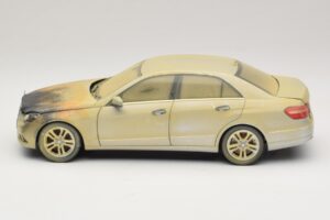 Mercedes E-Class W212 Verbranntes Dubai Kunstauto Minichamps 1:18 MB008 Metall — Bild 3 von 6
