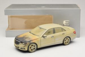 Mercedes E-Class W212 Verbranntes Dubai Kunstauto Minichamps 1:18 MB008 Metall — Bild 6 von 6
