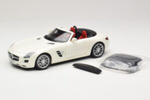 Mercedes SLS AMG Roadster Mystic White II Minichamps 1:18 B66960079 Metall — Bild 2 von 9