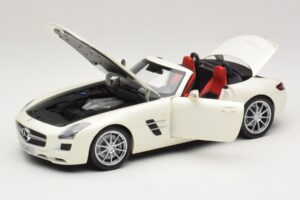 Mercedes SLS AMG Roadster Mystic White II Minichamps 1:18 B66960079 Metall — Bild 3 von 9