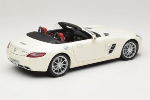 Mercedes SLS AMG Roadster Mystic White II Minichamps 1:18 B66960079 Metall — Bild 4 von 9