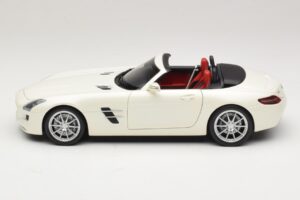 Mercedes SLS AMG Roadster Mystic White II Minichamps 1:18 B66960079 Metall — Bild 5 von 9