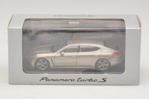 Porsche Panamera 970 Turbo S Bronze Metallic Minichamps 1:43 WAP0200600E Metall — Bild 4 von 4