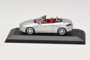Alfa Romeo Giulia Spider Silber Minichamps 1:43 Alfa Romeo Giulia Spider Silber Minichamps 1:43 400120731 Metall