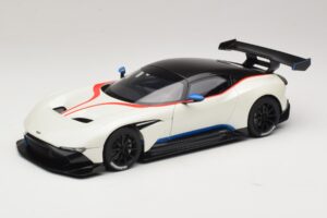 Aston Martin Vulcan Stratus White Mit Blauen und Roten Streifen AUTOart 1:18 70261 Komposit