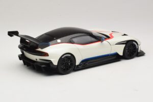Aston Martin Vulcan Stratus White Mit Blauen und Roten Streifen AUTOart 1:18 70261 Komposit — Bild 3 von 8