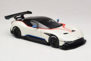Aston Martin Vulcan Stratus White Mit Blauen und Roten Streifen AUTOart 1:18 70261 Komposit — Bild 6 von 8