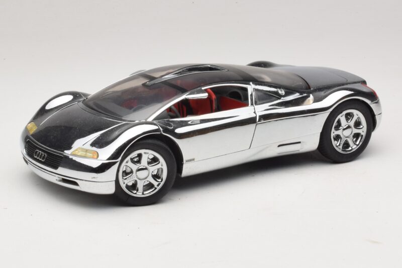 Audi Avus Quattro Chrome Silver Revell 1:18 08830 Metall