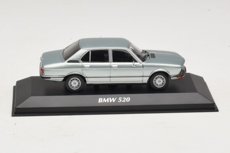 BMW 520 E12 Hellblau Metallic Maxichamps 1:43 940023002 Metall